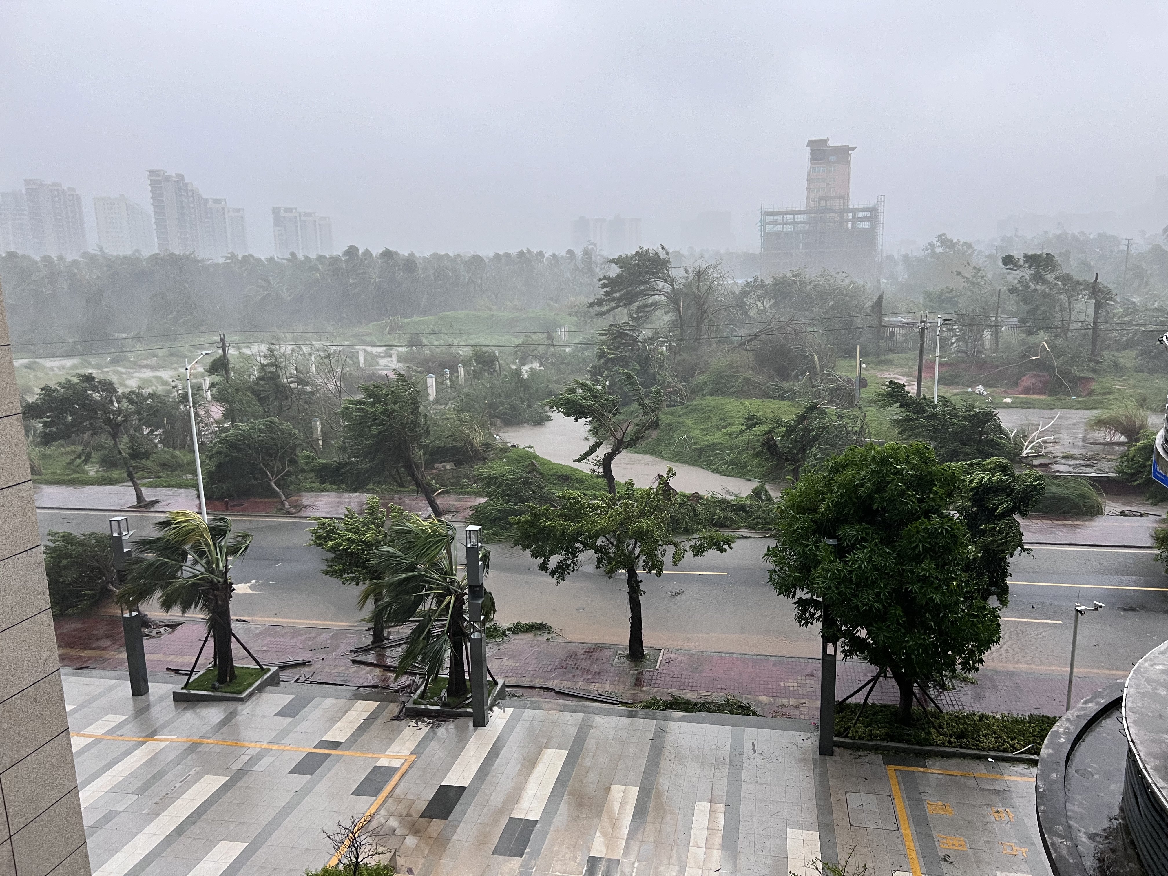 迎戰(zhàn)超強(qiáng)臺風(fēng)“摩羯”！文昌湘海城項(xiàng)目全力做好防臺抗臺工作，守護(hù)業(yè)主生命財(cái)產(chǎn)安全
