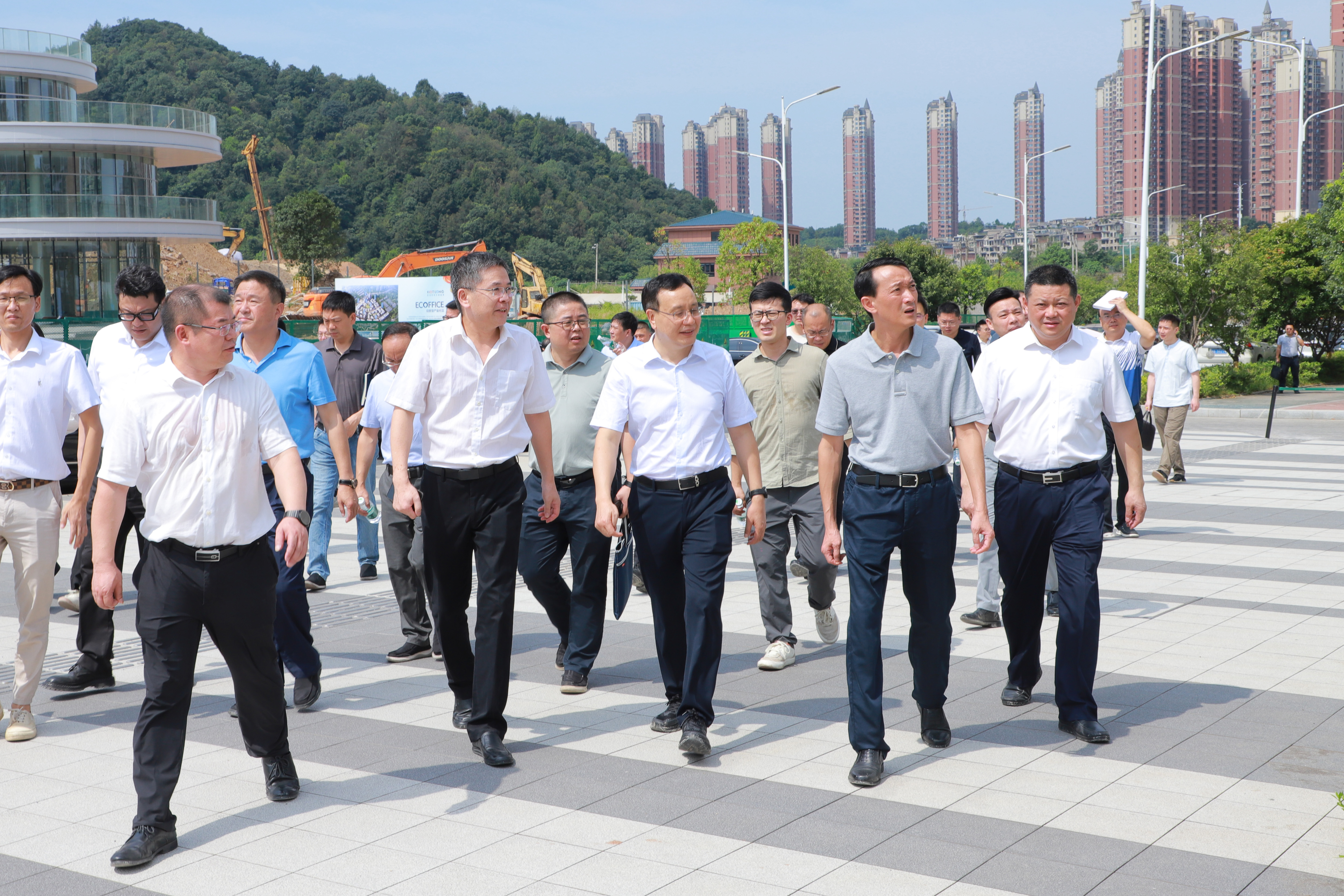 株洲市委常委、常務(wù)副市長(zhǎng)陽(yáng)望平，市委常委、組織部部長(zhǎng)李武寧一行調(diào)研湖南建投·淞云臺(tái)項(xiàng)目